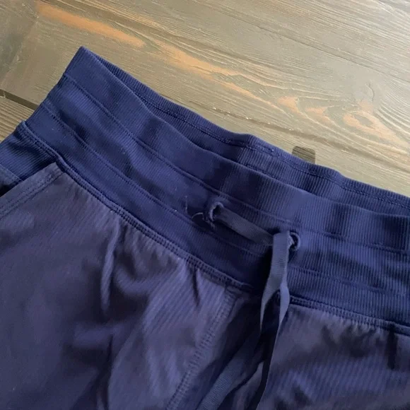 Lululemon Athletica Navy studio crop - Picture 3 of 6